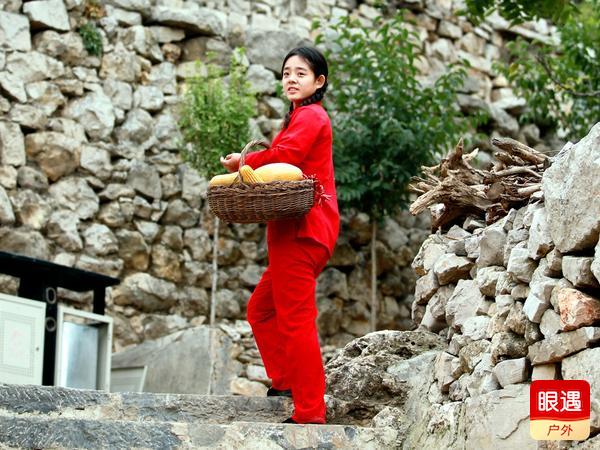 在鹤山区一个偏僻的小山村,有一个淳朴 善良 可爱的红衣姑娘